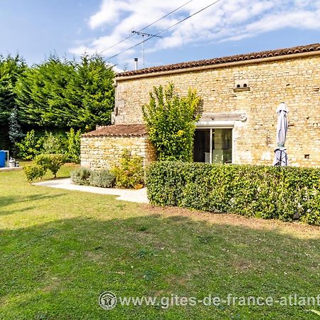 Gite " Les Tourterelles" Thaims Esterno foto