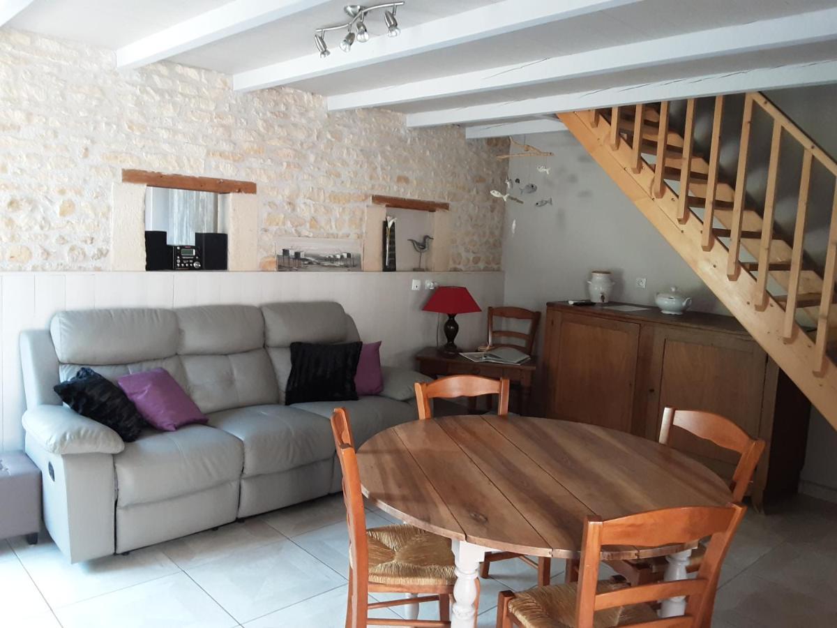 Gite " Les Tourterelles" Thaims Esterno foto