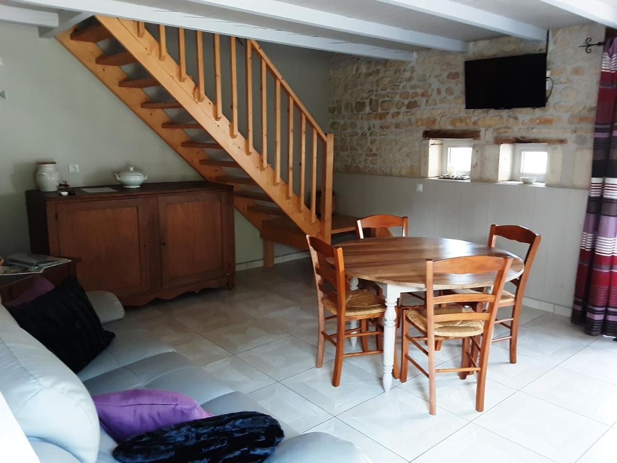 Gite " Les Tourterelles" Thaims Esterno foto