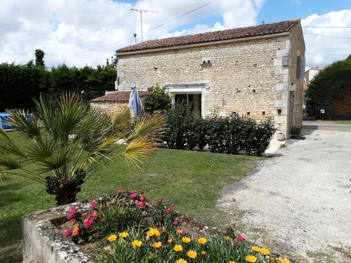 Gite " Les Tourterelles" Thaims Esterno foto