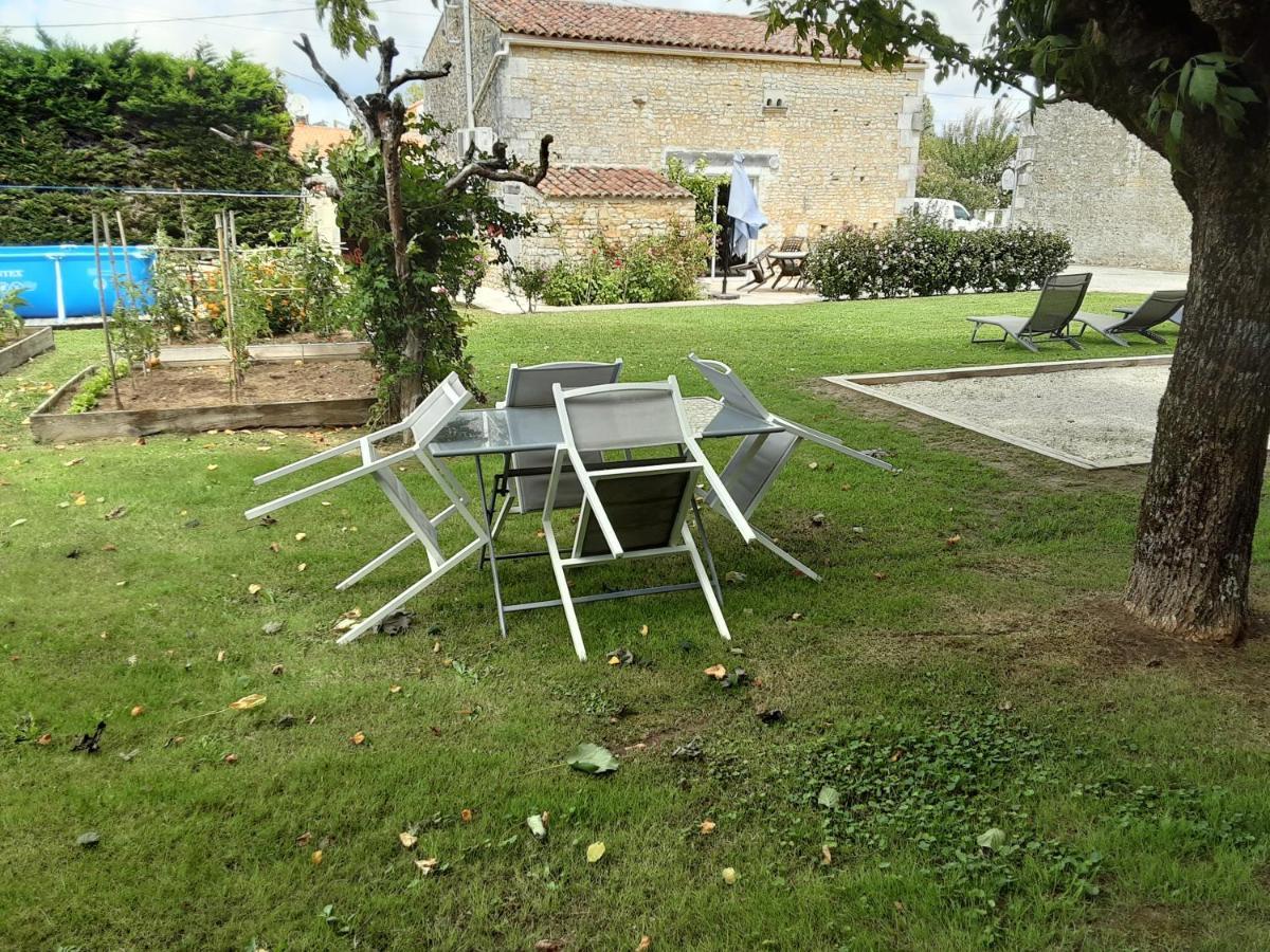 Gite " Les Tourterelles" Thaims Esterno foto